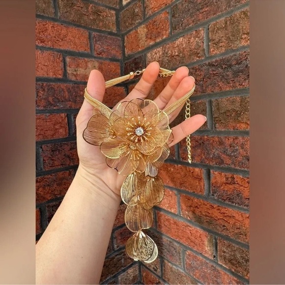 KATE MIDDLETON FAMOUS CASCADING Gold Floral Necklace - Picture 9 of 15